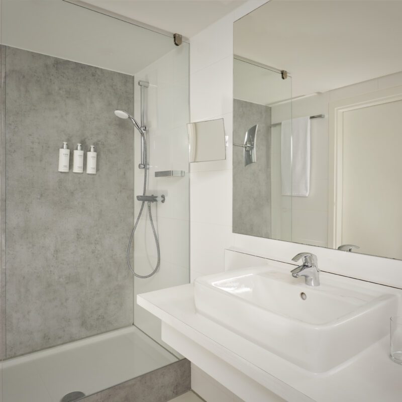 Park Plaza Eindhoven business suite shower and amenities