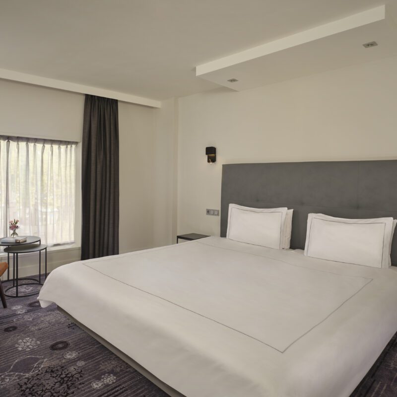 Park Plaza Eindhoven executive king room bed and lounge chair 